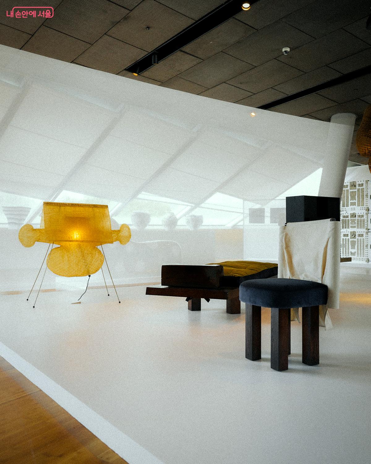 김민재 디자이너(MARTA 로스앤젤레스)의 작품 <Lamp with Roof, Daybed with Pillow, Ruffled Chair> ©김아름