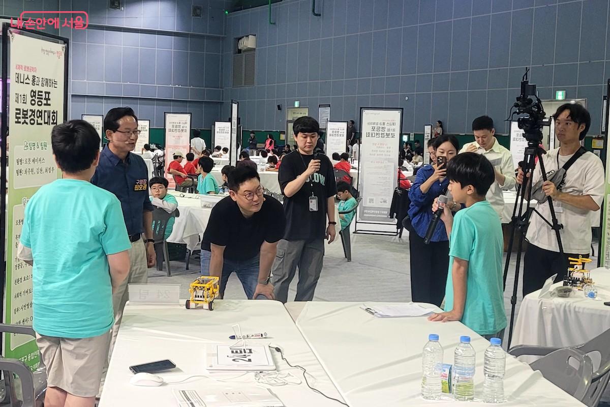 마이크를 들고 PBV로봇에 대해 설명하고 있는 발표자  ⓒ김용임