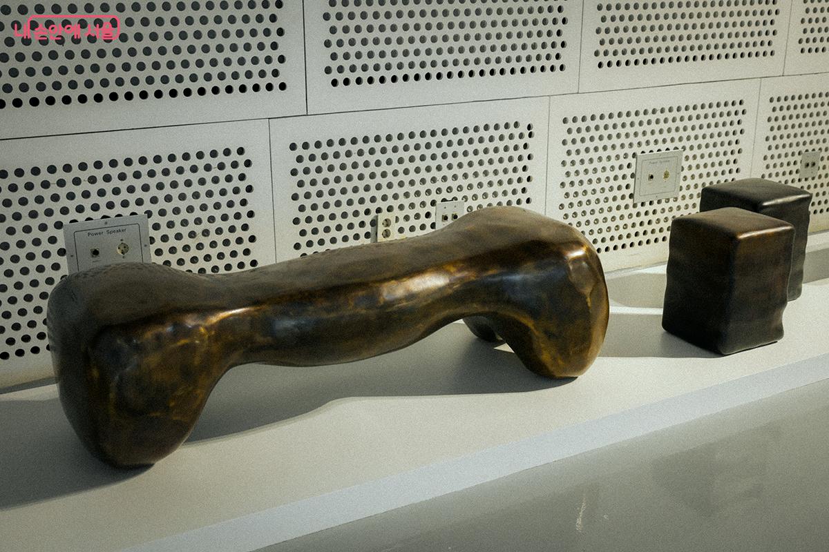 2022 로에베 재단 공예상 파이널리스트 정명택 작가(찰스 버넌드 갤러리)의 작품 <Pounding Silence Bench, Daetdol 2404, Daetdol 2403> ©김아름