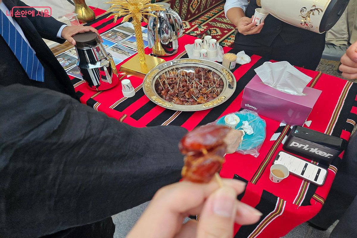 카타르 홍보 부스에 가니 인사와 함께 간식(절인 대추)을 건네주었다. ©김진호