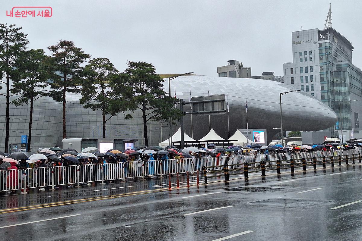 비가 오는 날씨에도 불구하고 많은 시민들이 행사에 참가해 걷자 페스티벌에 대한 뜨거운 관심을 보여줬다.