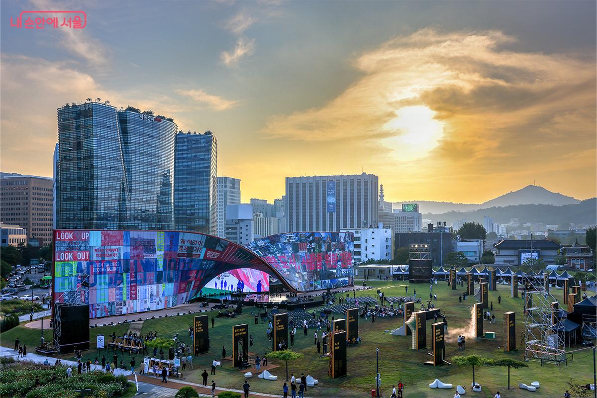 석양 아래 열린송현녹지광장에서 펼쳐진 '제5회 서울도시건축비엔날레' 전경 &copy;장신자