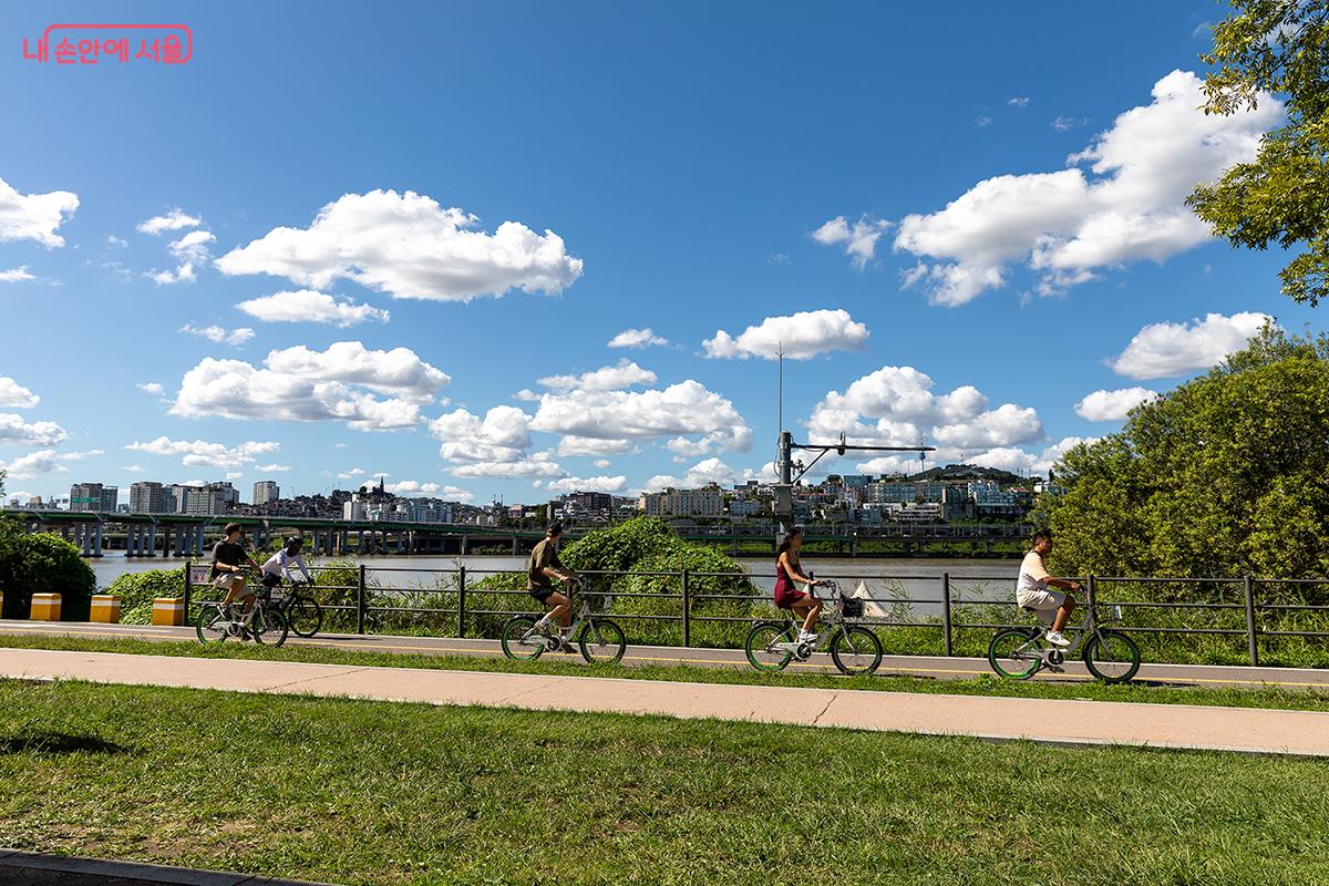가을을 만끽하며 라이딩하는 시민들 ⓒ문청야