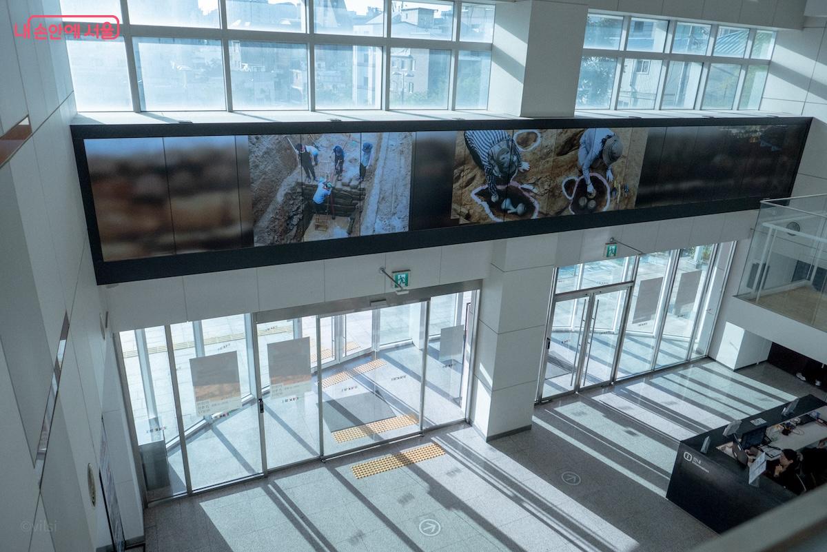 한양도성박물관 로비에서 볼 수 있는 미디어아트 <도성, 서울을 품다>