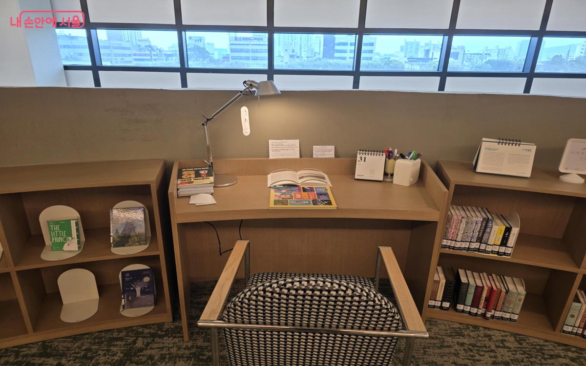 필사 책상. 책을 읽다가 인상 깊은 문구를 봤다면 직접 옮겨 적어 보자. ©염지연