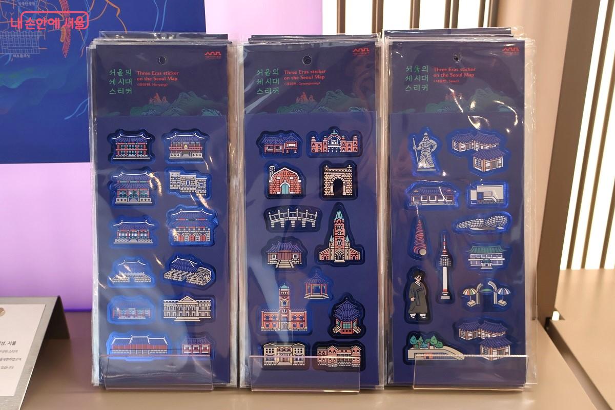 위 지도 포스터에 붙일 수 있는 서울의 다양한 장소를 시대별로 구성한 스티커 상품이 흥미롭다. ©이봉덕