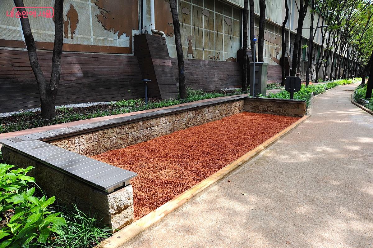 황톳길 중간에 설치된 황토볼장 &copy;조수봉