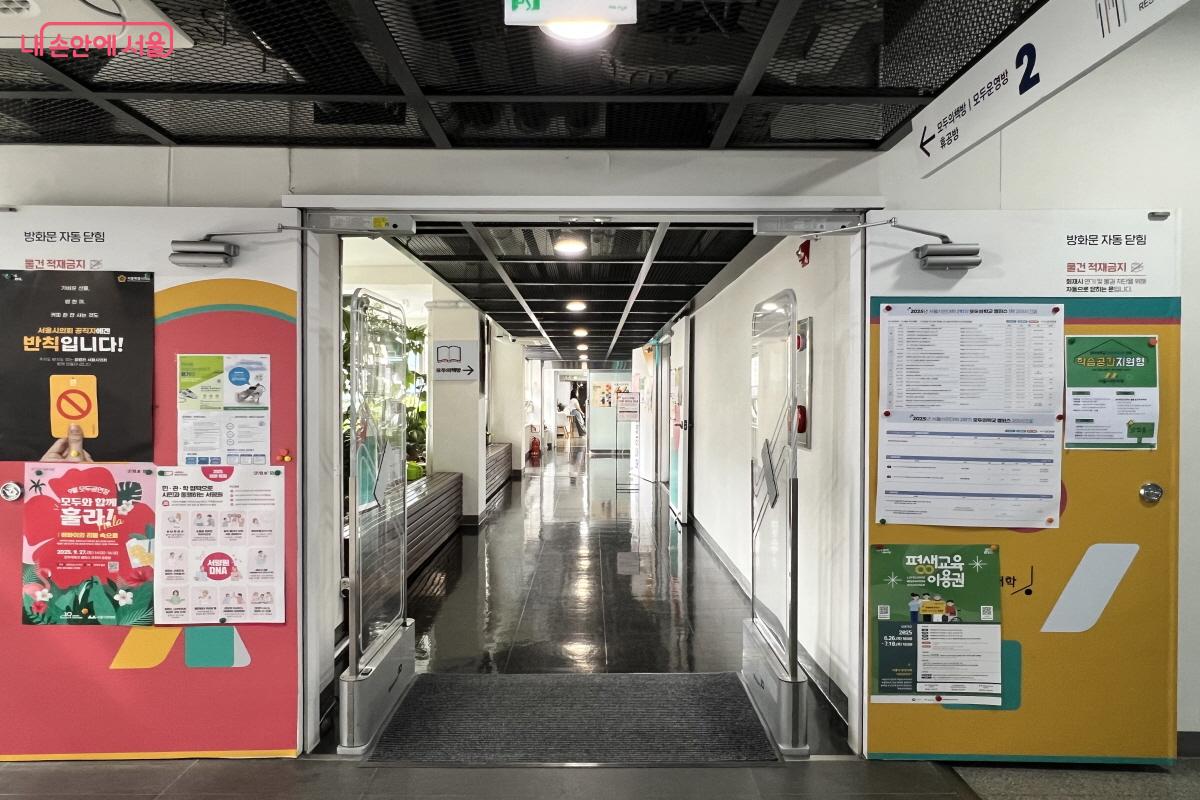 매 층 출입구마다 학습 안내 홍보물이 부착되어 있다. ©박지영