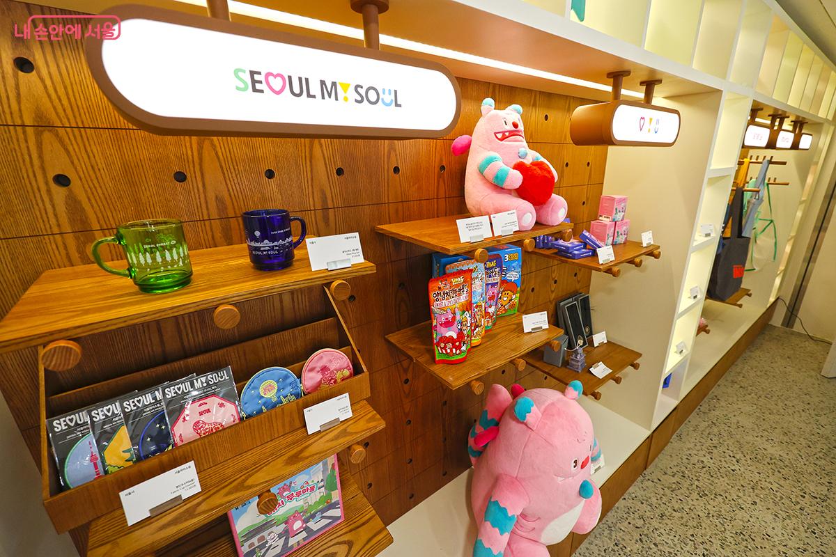 외국인 관광객들에게 인기가 많은 '서울 마이 소울' 굿즈들 &copy;김주연