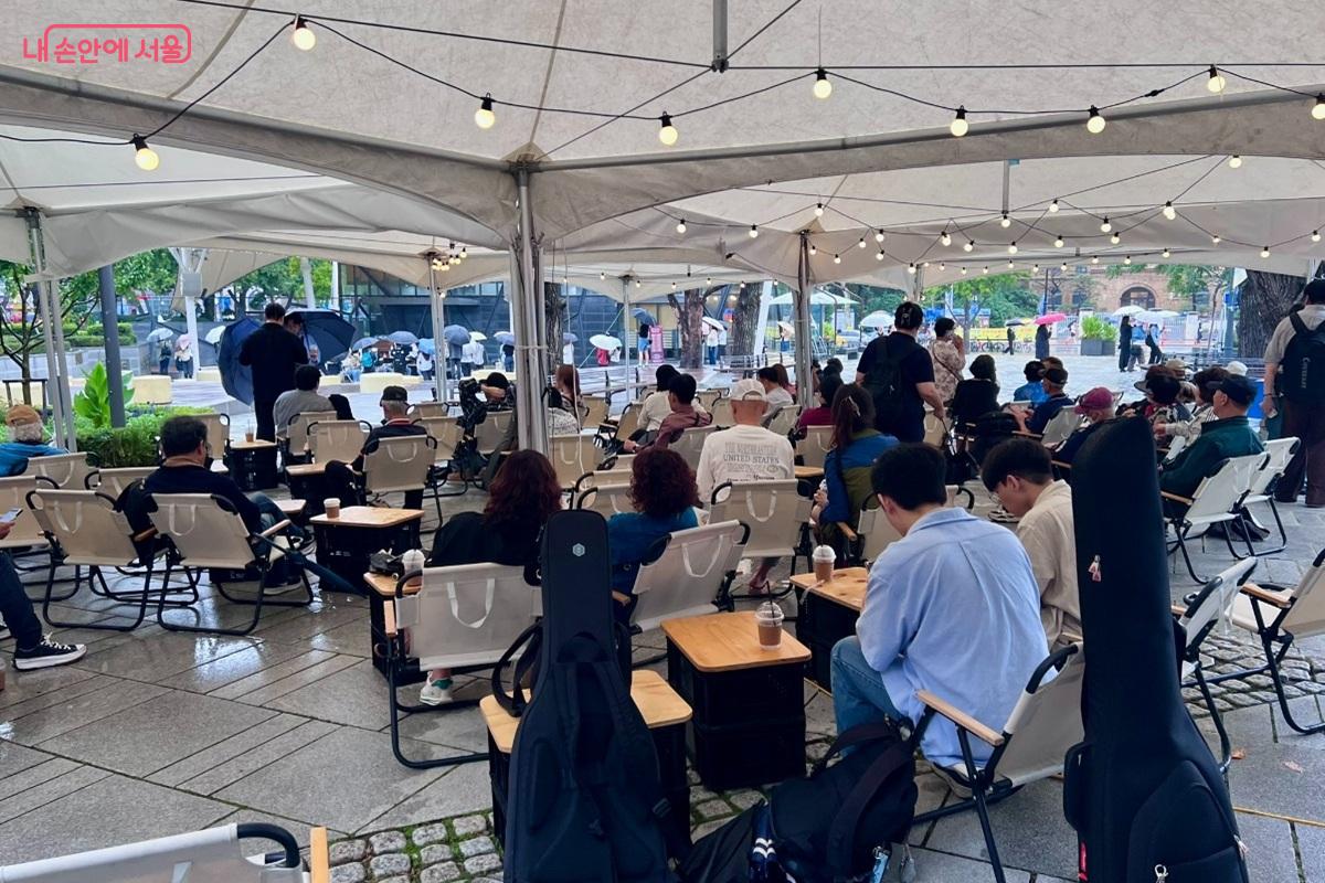 힐링존에서 쉬고 있는 시민들 ©민정기