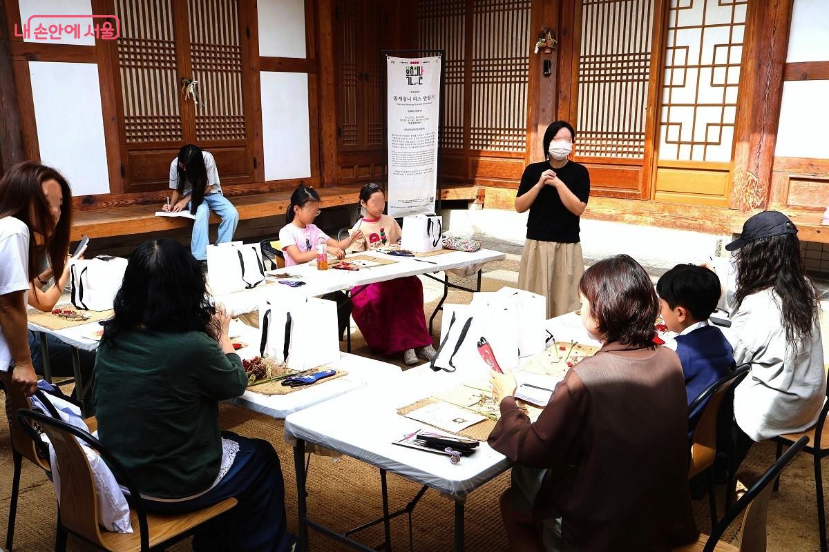 추석을 맞이해 가을 수확물을 활용한 '올게심니 리스 만들기' 체험이 진행되고 있다. ©이봉덕