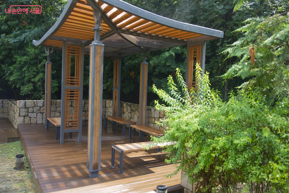 새단장 후 신형 파고라와 벤치가 설치 되어 시원한 가을바람도 즐길 수 있게 되었다
