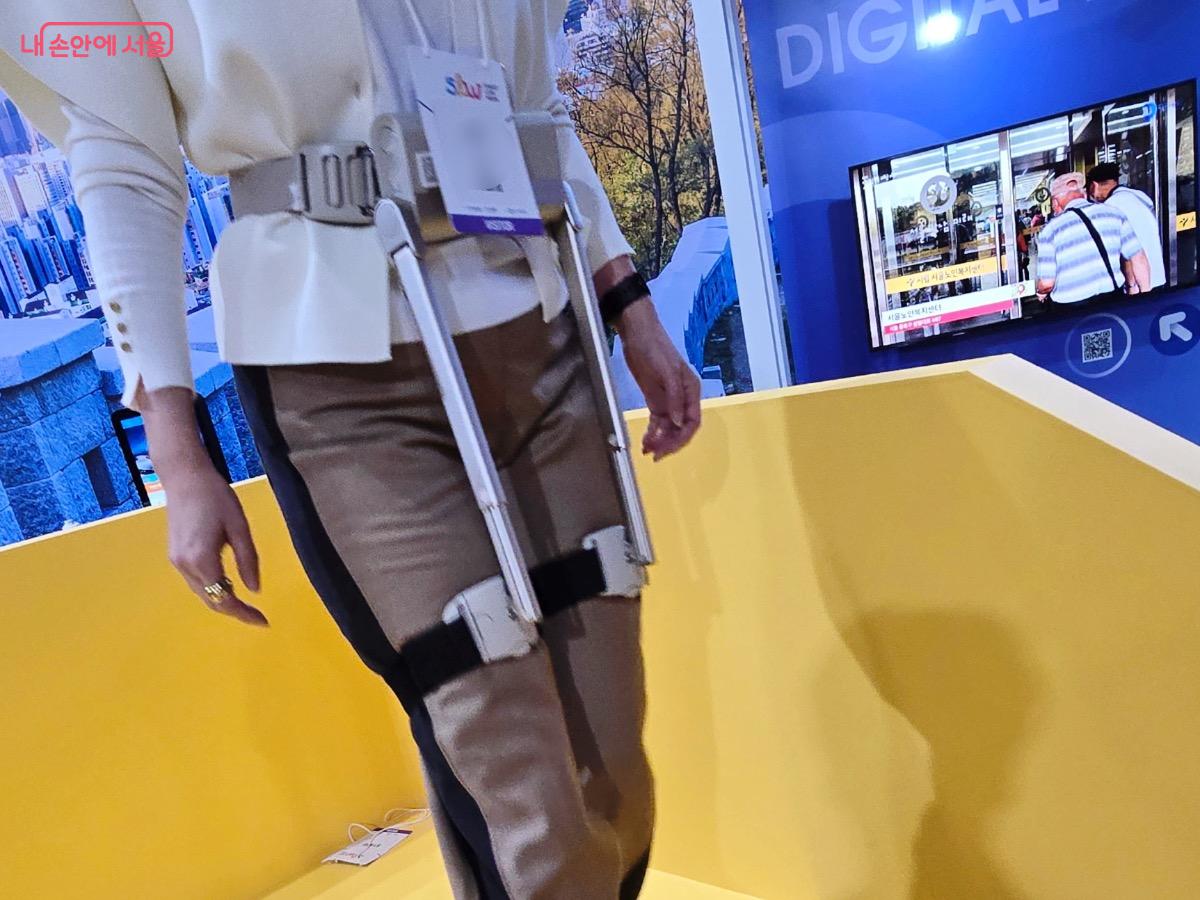 지난해 '스마트라이프위크(SLW)'에서 만난 웨어러블 로봇 ⓒ김은주