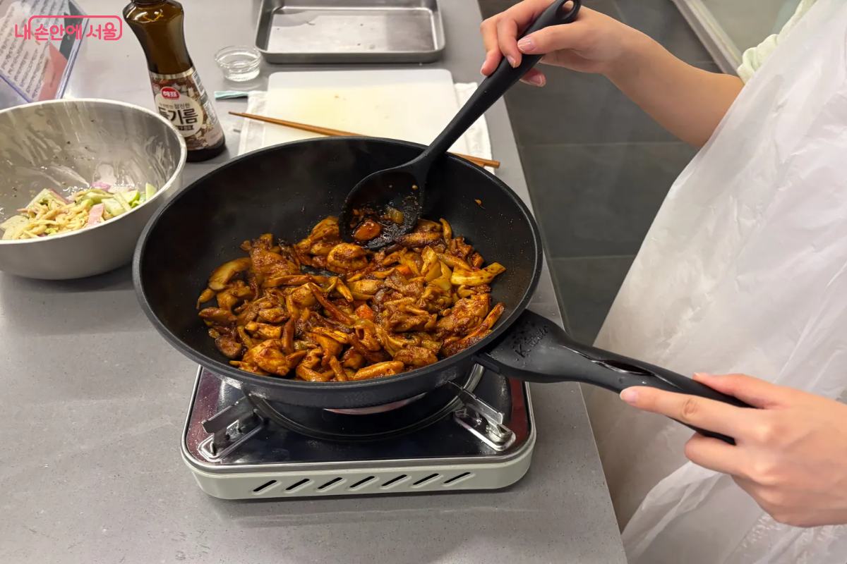 버섯과 닭갈비, 채소를 볶은 후 양념을 넣었다. &copy;이혜린