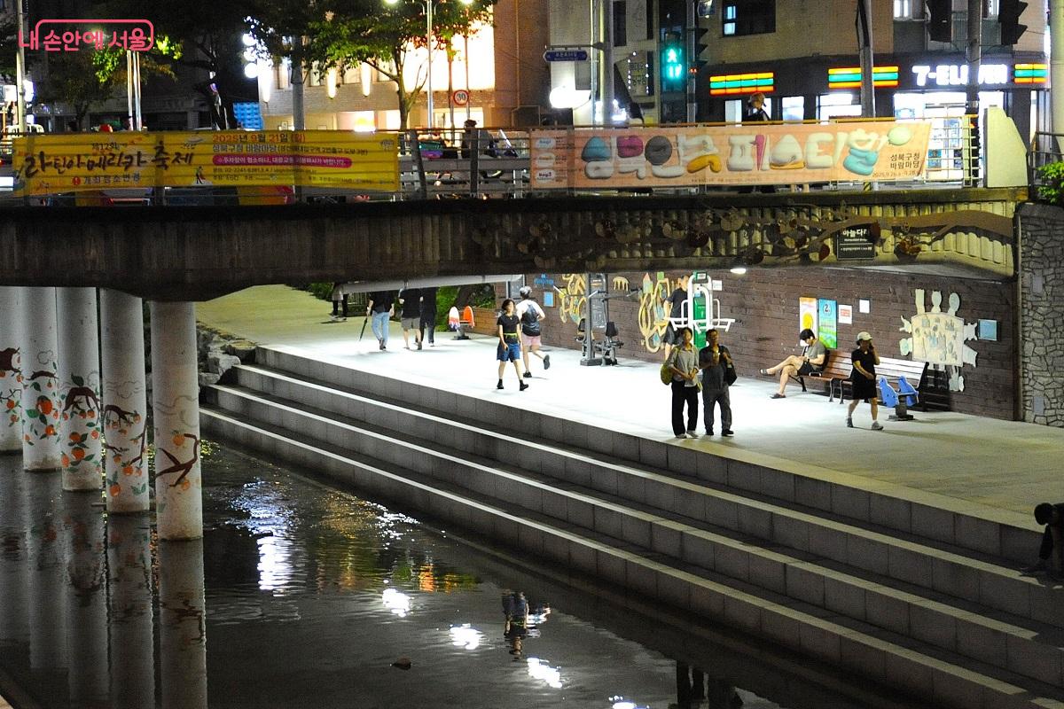 성북천 수변활력거점의 하늘다리 하부에도 밝은 조명 아래 운동기구와 벤치를 설치했다. &copy;조수봉