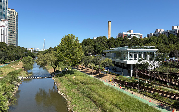 수변에서 즐기는 책·커피·공연…'양재천 수변문화쉼터' 개관