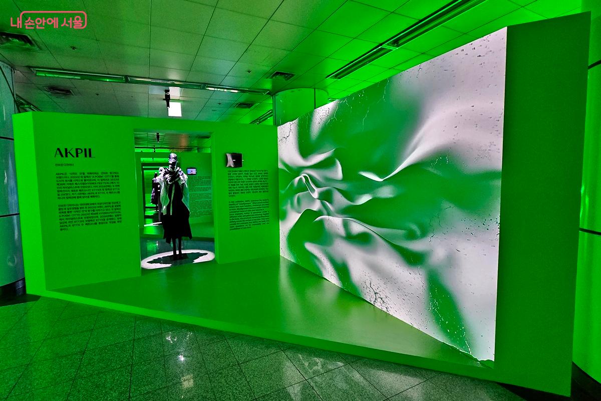 각 부스는 디자이너의 대표 옷을 입은 마네킹과 설명 및 aI 영상으로 이뤄져 읶다. ⓒ김윤경