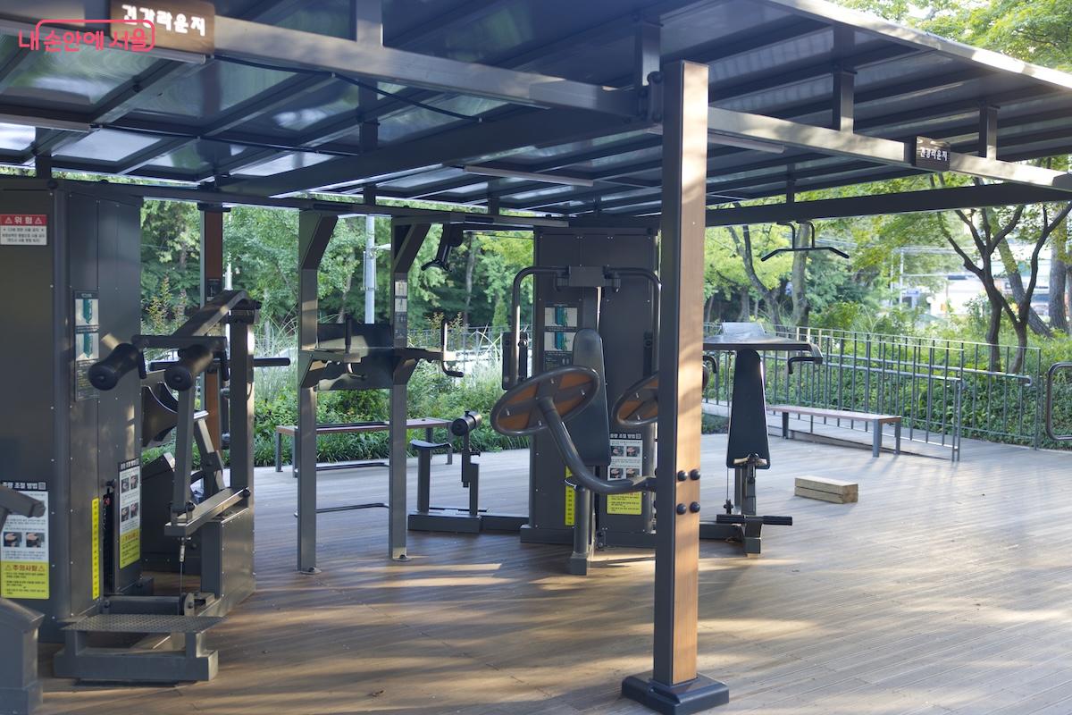 '건강라운지'라는 재미 있는 이름을 얻게 된 신트리공원 내 운동시설 ©임중빈