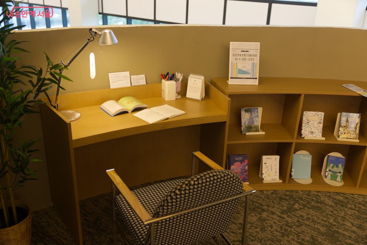3층에 위치한 ‘생각곳’은 필사 공간의 역할을 하고 있다. ©임중빈
