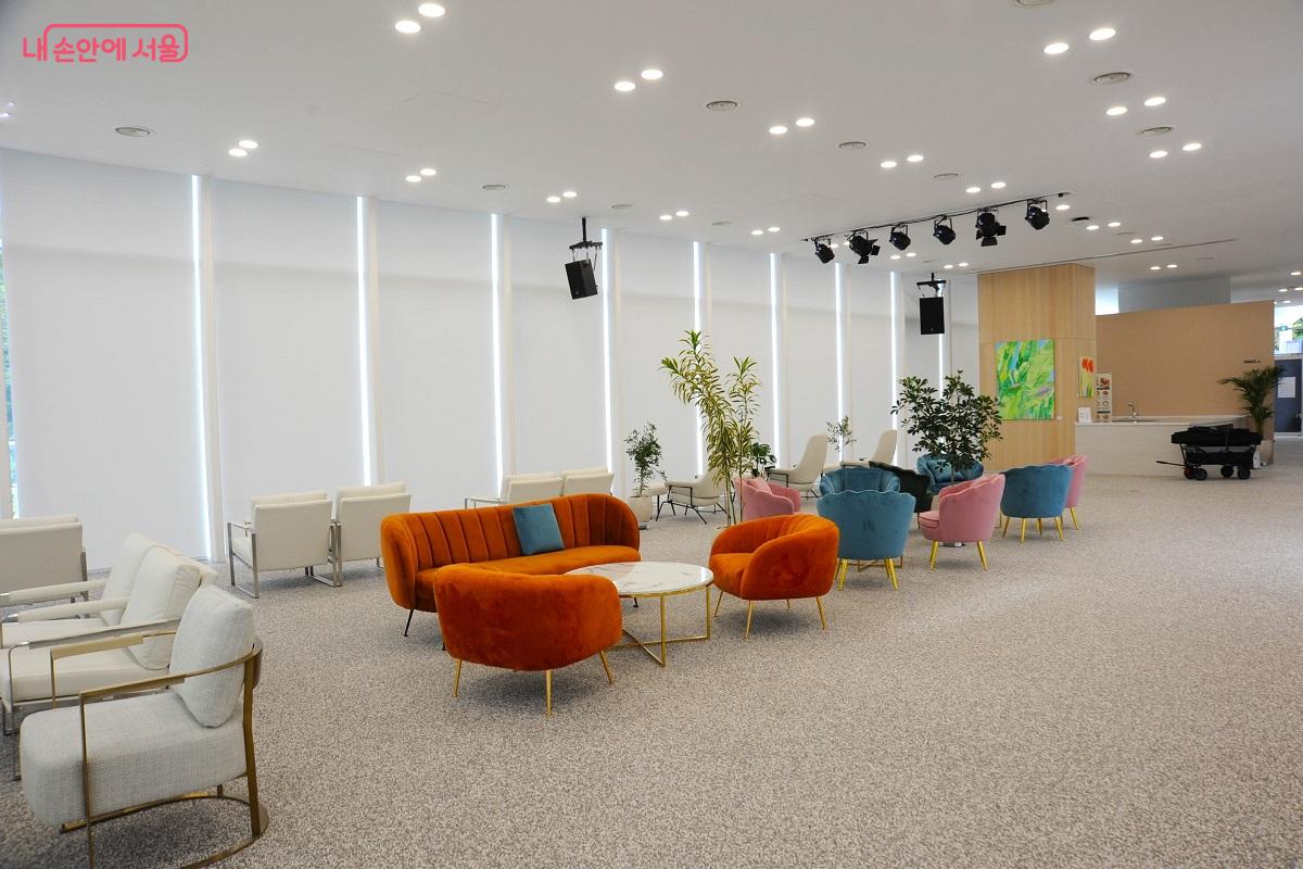 수변카페는 주민들의 커뮤니티 공간 및 행사 진행 등 공유 공간으로도 활용된다. &copy;조수봉