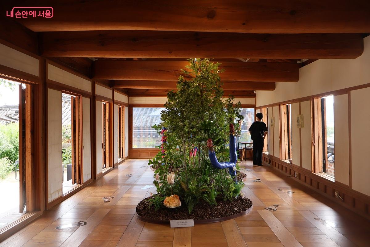 창문이 활짝 열린 널따란 공간에서 자연에 이야기를 심고, 그 이야기를 통해 사람들과 자연이 더 가깝게 만난다. ©이봉덕