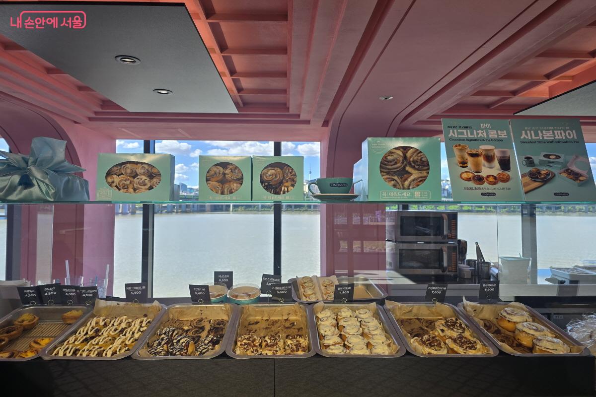 시나몬 빵 매대 ⓒ조송연