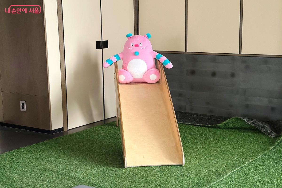 10층 키즈 라운지에서 만난 미끄럼틀 타는 해치 ©포시즌스 호텔 서울