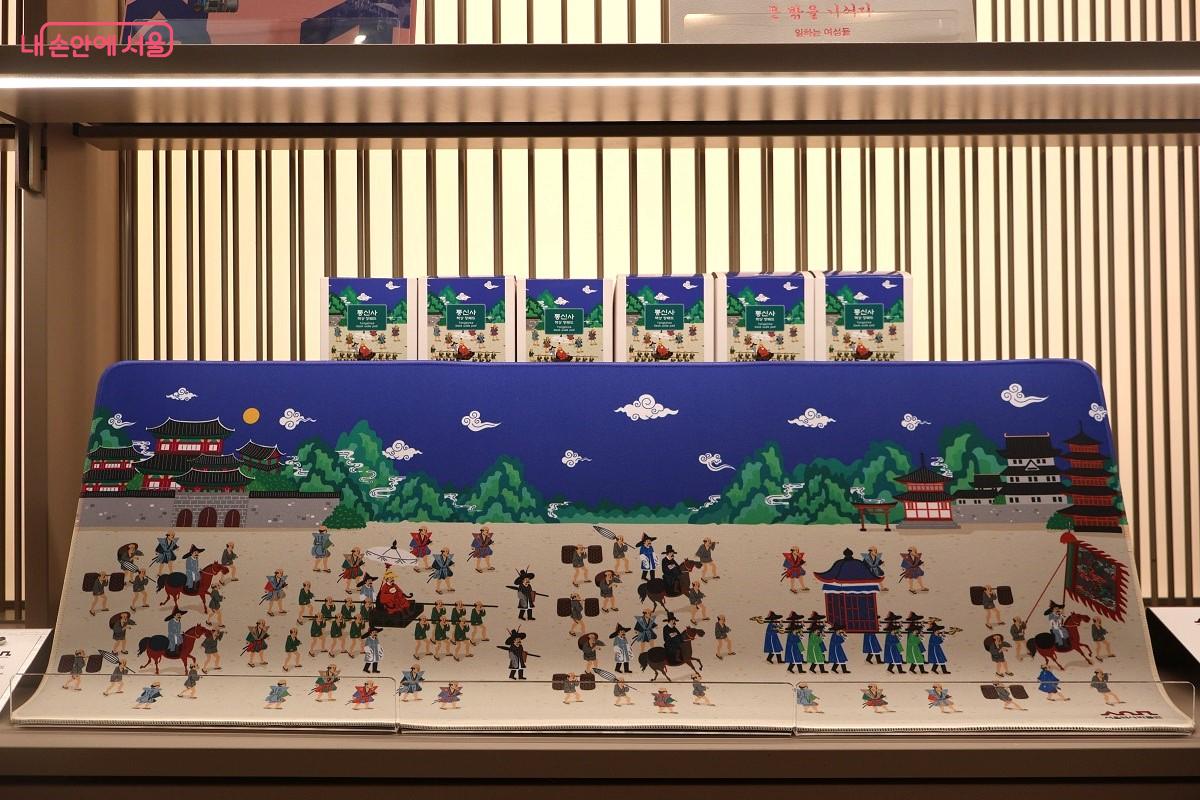 한일 국교정상화 60주년 기념에 전시된 <신묘년등성행렬도>를 현대적으로 표현한 책상 장패드가 인상적이다. ©이봉덕