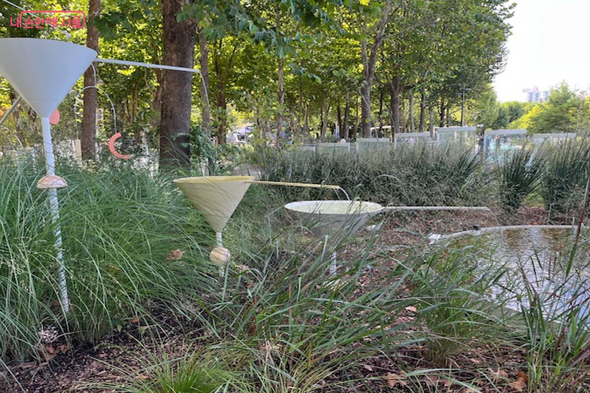 계단을 타고 흐르는 분수가 도시의 열기를 잠시 식혀준다. ©조현호