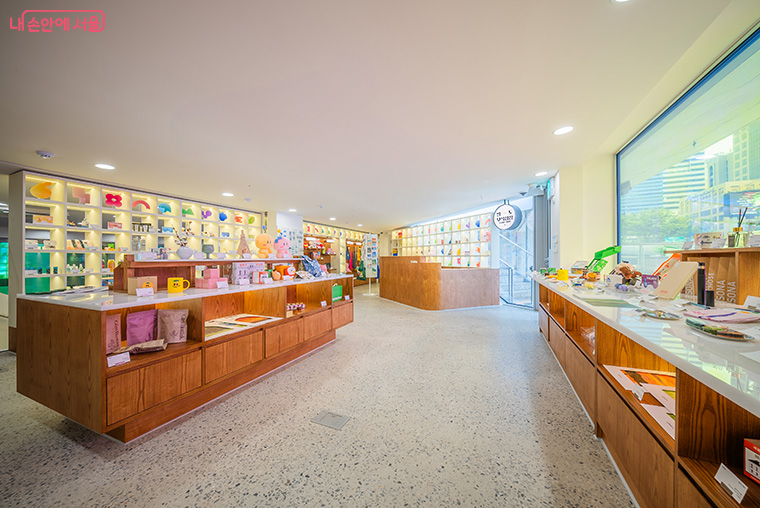 1층 팔도보석 상점(굿즈 등 지역 상품 판매)