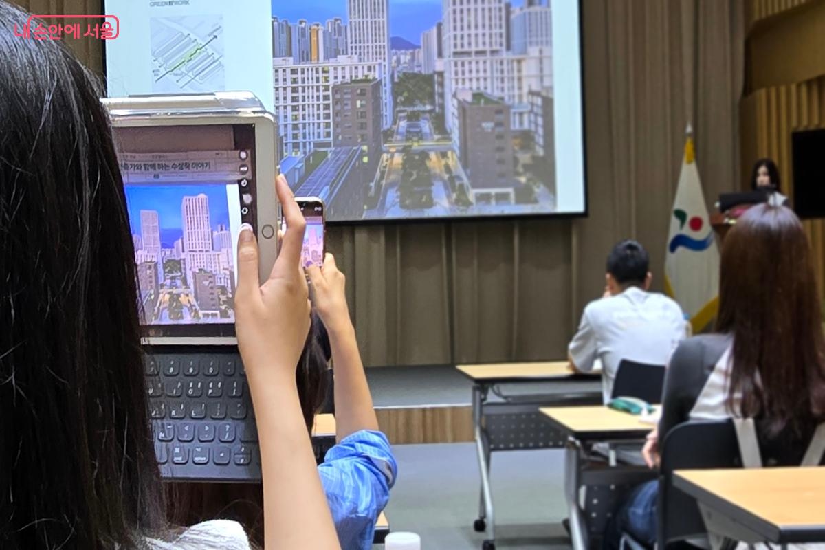 참여자들이 서울건축문화제의 오픈클래스 강연을 경청하고 있다. ©김윤경