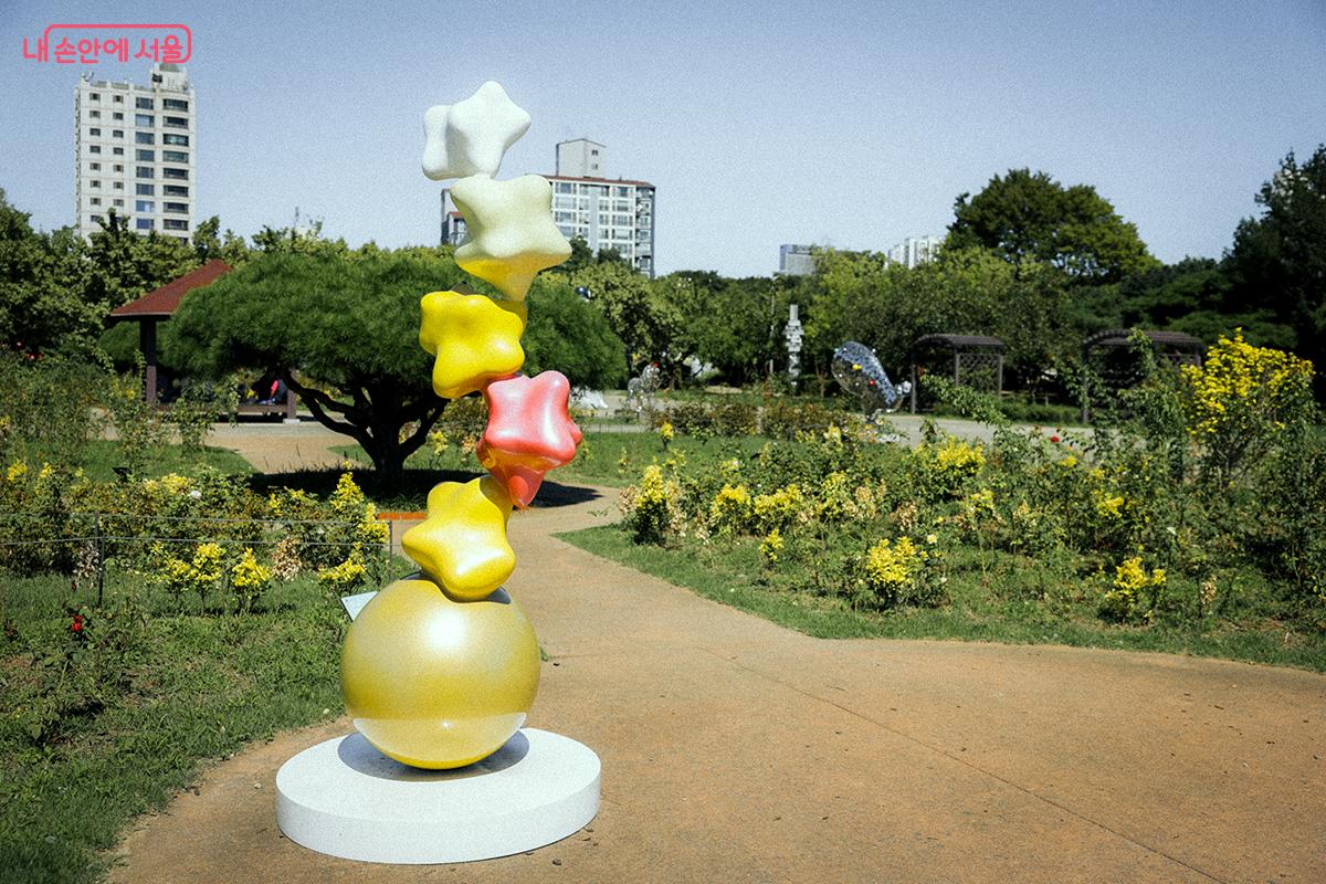 양태근 작가의 <다섯별 우주하나> ©김아름