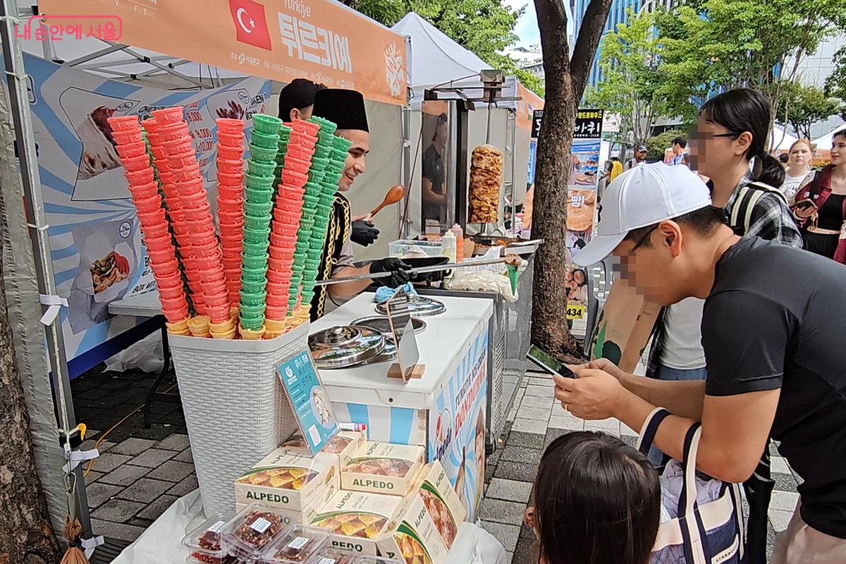 각국의 음식을 맛볼수 있는 부스 ©오도연