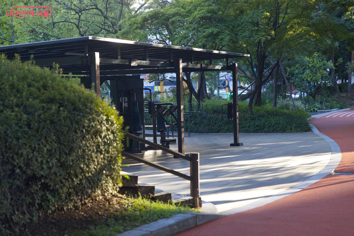 파고라 형태의 신형 운동기구들을 적절한 공간에 배치한 모습 ©임중빈