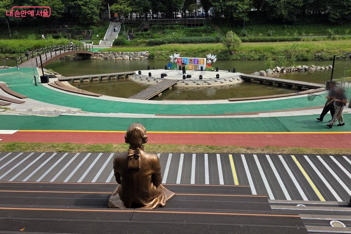 &lsquo;오픈 스테이지&rsquo;가 열린 수변무대. 가을 감성 물씬 나는 버스커들의 무대가 시작됐다. &copy;김미선