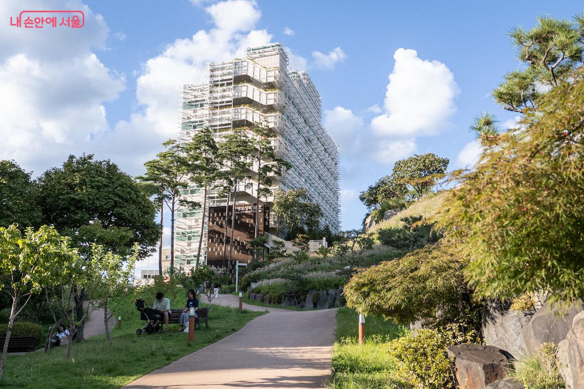 공원에서 한양도성박물관으로 이어지는 산책로 풍경이다