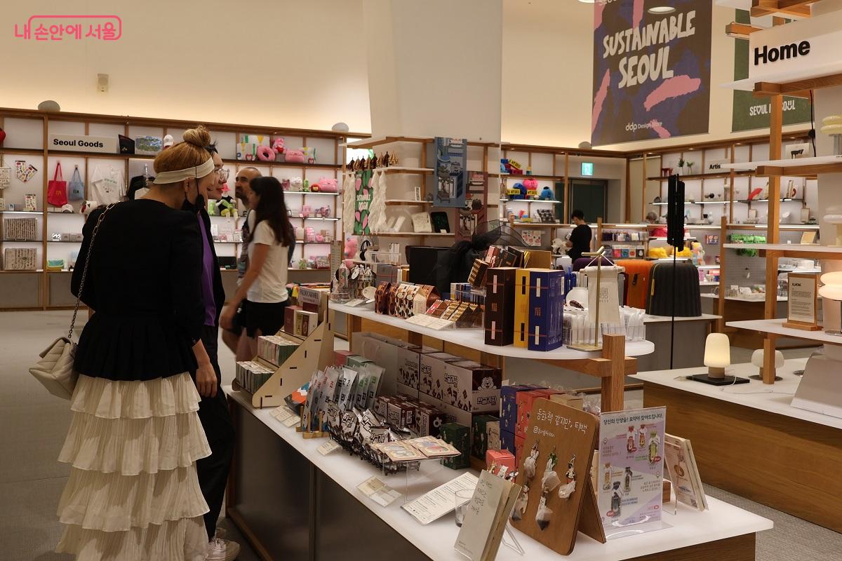 DDP 디자인스토어를 찾은 외국인 관람객들 ©이봉덕