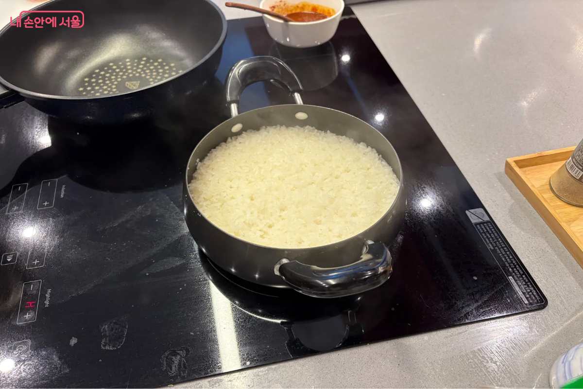 고슬고슬한 냄비밥의 모습 &copy;이혜린