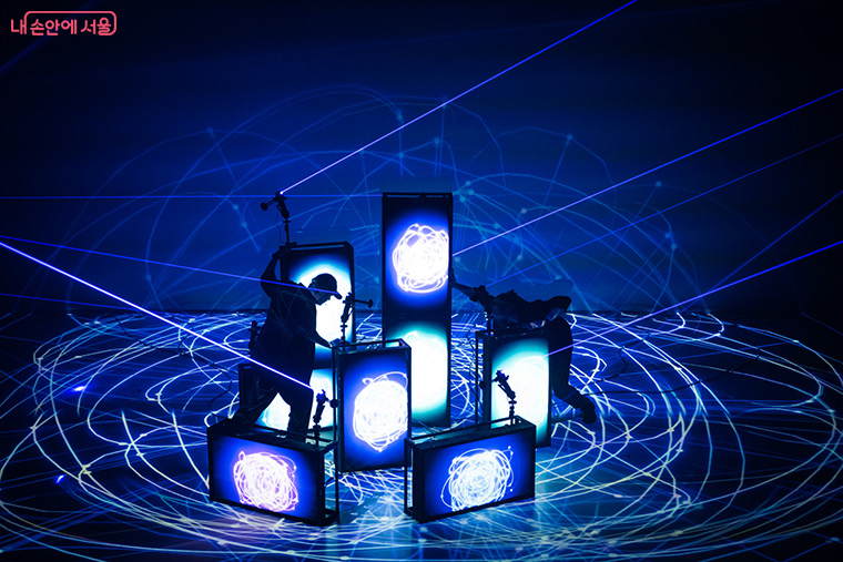 [레이저아트] 비트 온_비디오 파즈(Video Phase), 인터랙티브 설치, 2025