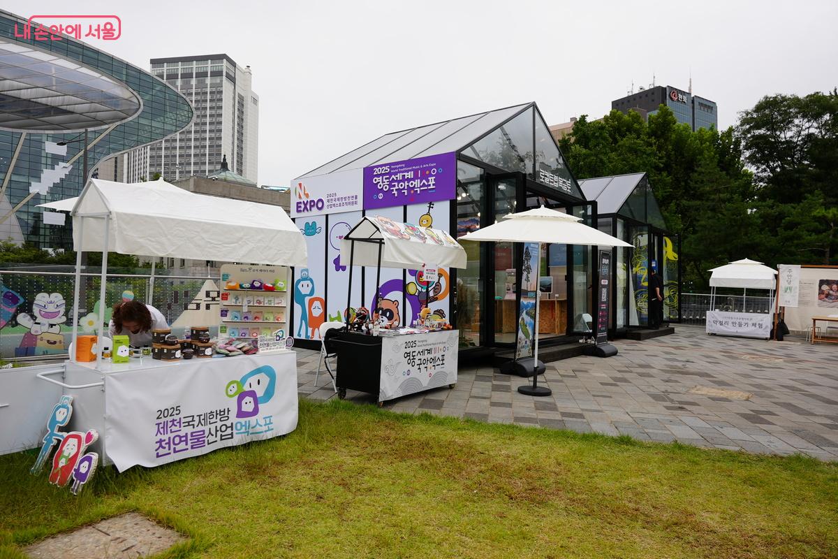 옥상 서울마루에 마련된 ‘로컬트립 목금토’ 팝업스토어 ©우현희