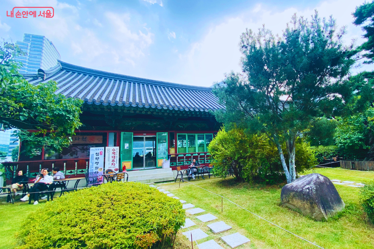 연희다원에서 전통차를 즐기며 휴식하는 시민들을 만날 수 있다. &copy;양정화