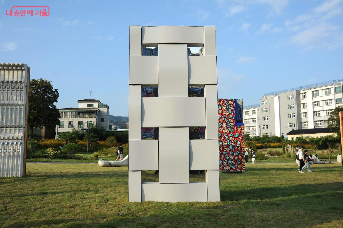 일상과 산업에서 쓰이는 직물에서 디자인 컨셉을 도출한 한국 카본 작 ‘교차점에서’ ⓒ조수봉