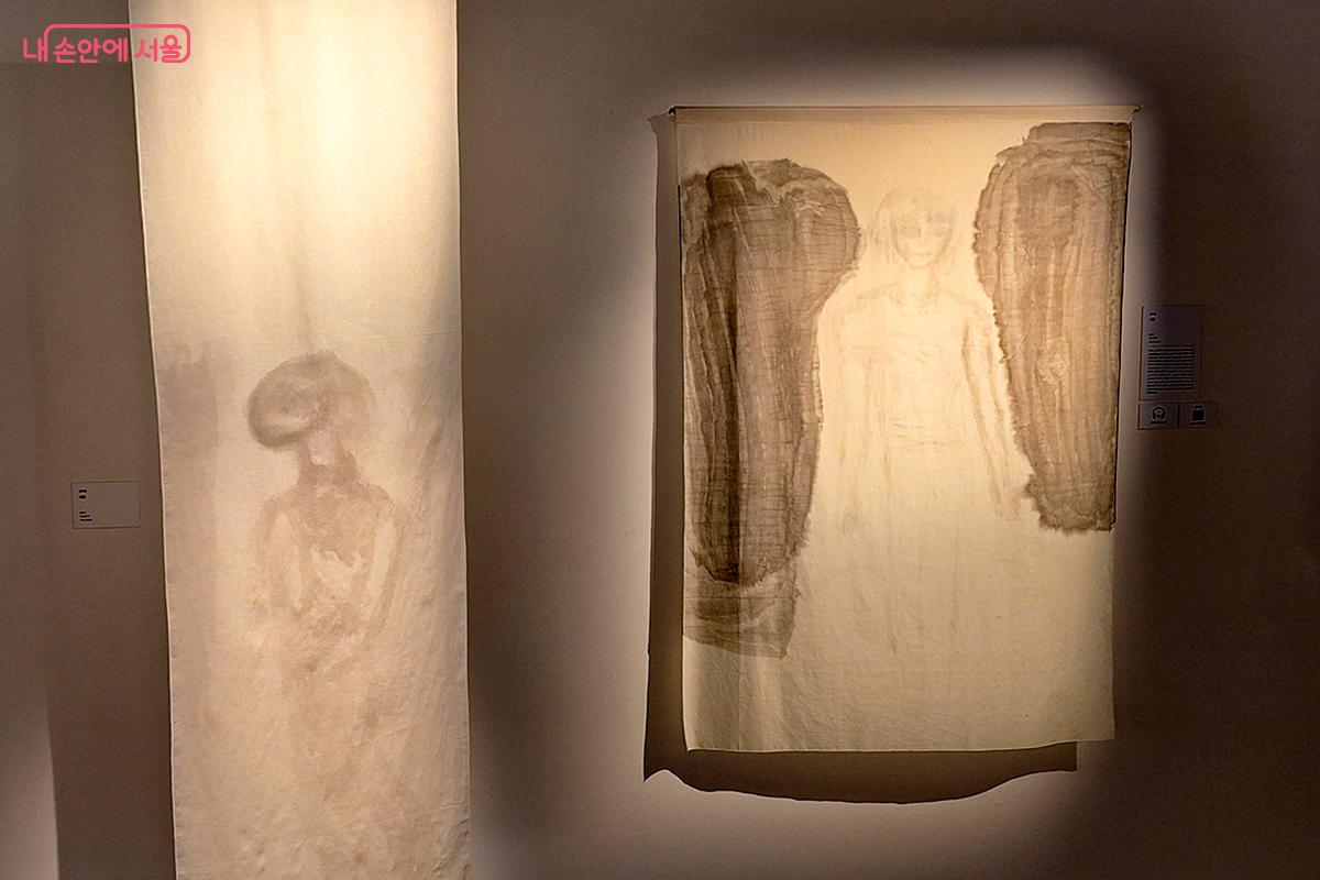 윤하균 작가는 공포물과 괴수물에 대한 관심을 바탕으로 사람과 동물이 결합된 경계적 존재를 꾸준히 탐구한다.