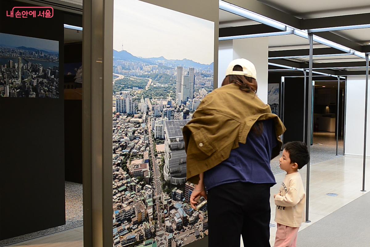 서울전을 관람하는 엄마와 아이 ⓒ오도연 