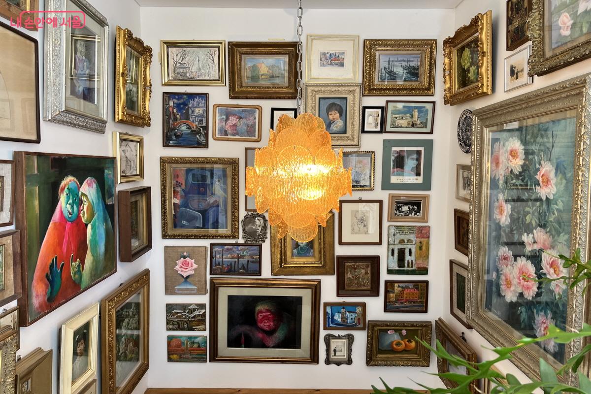 갤러리&카페로 운영되고 있는 욘보스페이스에서 많은 작품을 만날 수 있다. ©박지영 