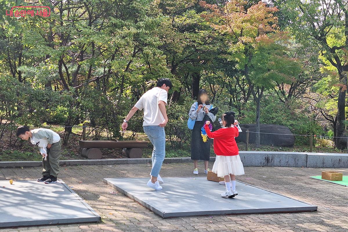 '전통놀이체험' 코너에는 팽이치기는 물론 재기차기, 윷놀이, 사방치기 등 다양한 전통놀이 체험을 할 수 있다. ©백승훈