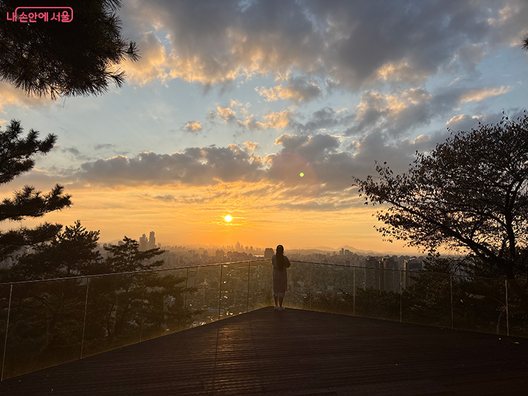남산 하늘숲길의 조망포인트 ‘노을전망대’