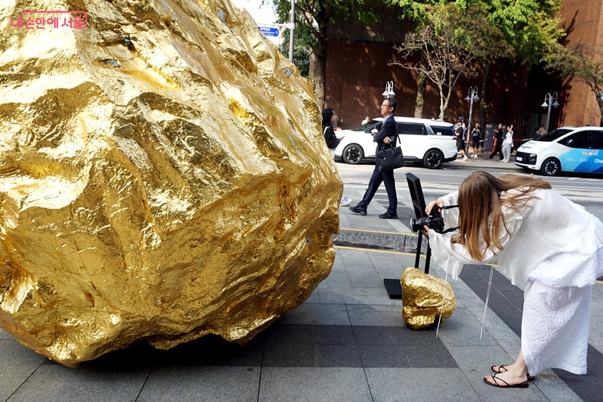 한 외국인 관람객이 작품을 찍고 있다. ©김윤경