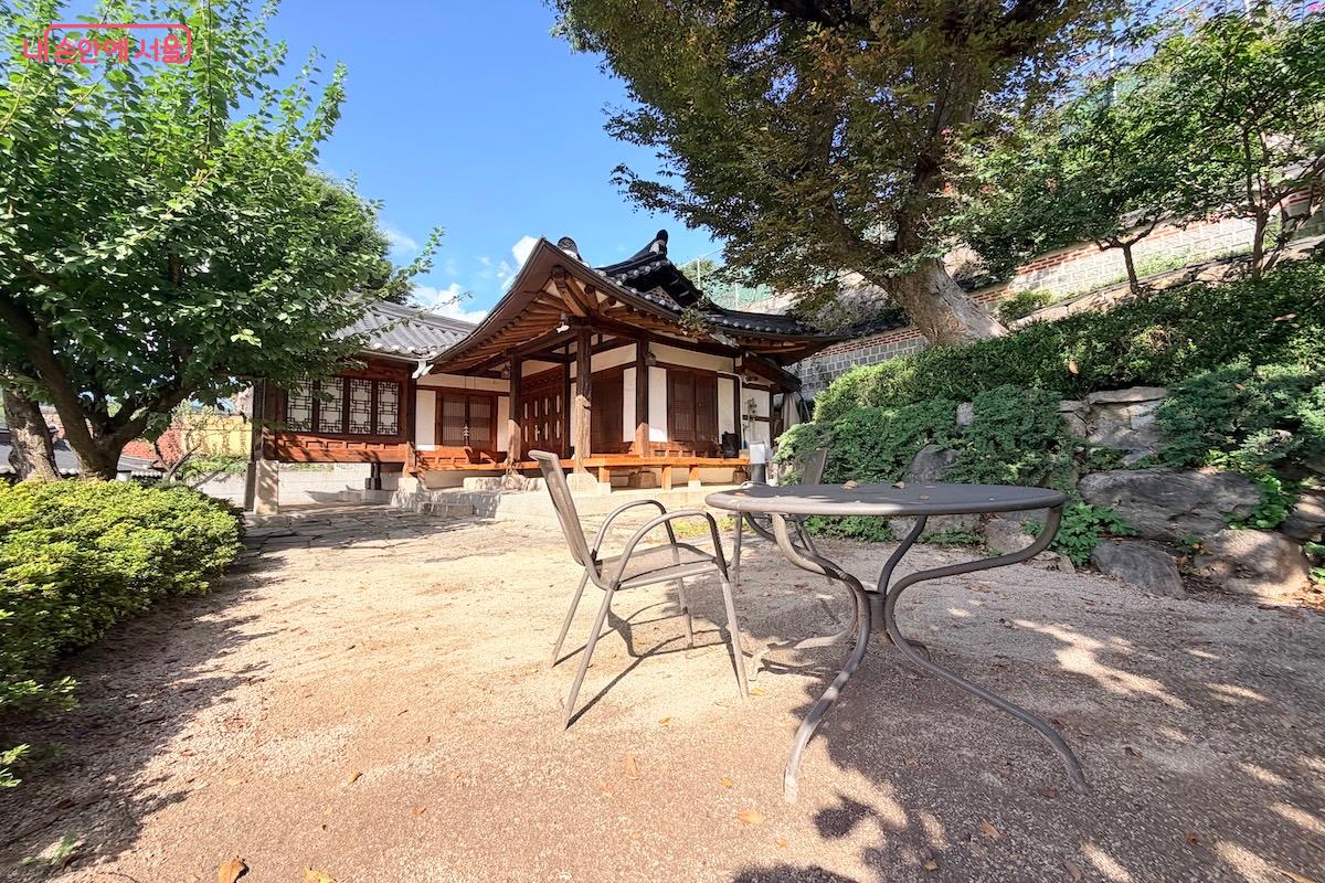 한적하고 여유로운 분위기가 느껴지는 모두의갤러리 ©이종빈