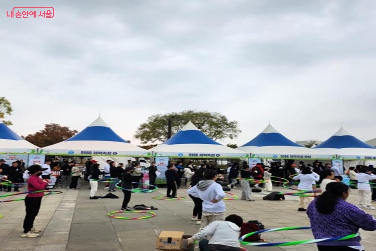 참가한 시민들이 훌라후프를 하며 즐거워하고 있다. ©한용태